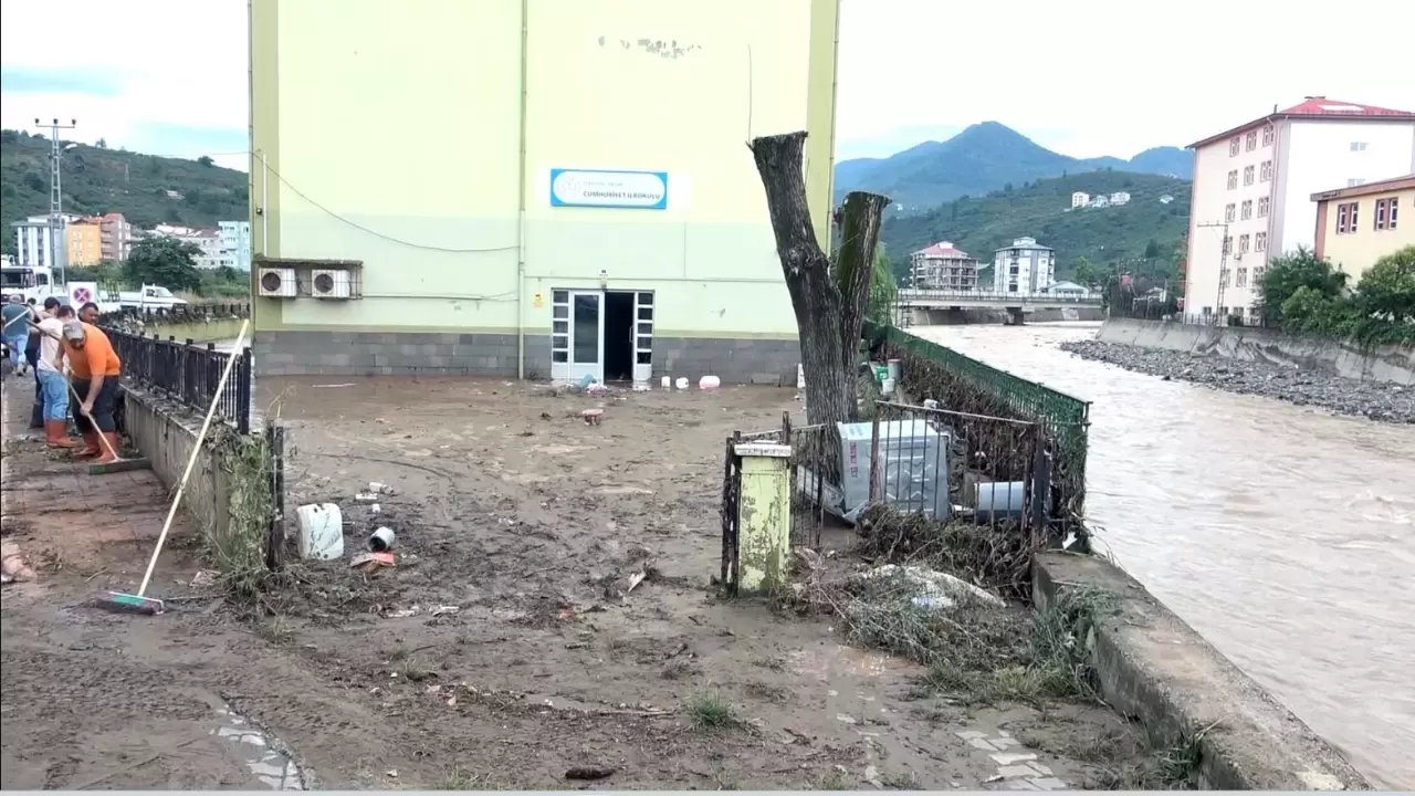 Giresun’da şiddetli yağış sonrası taşkın! 6
