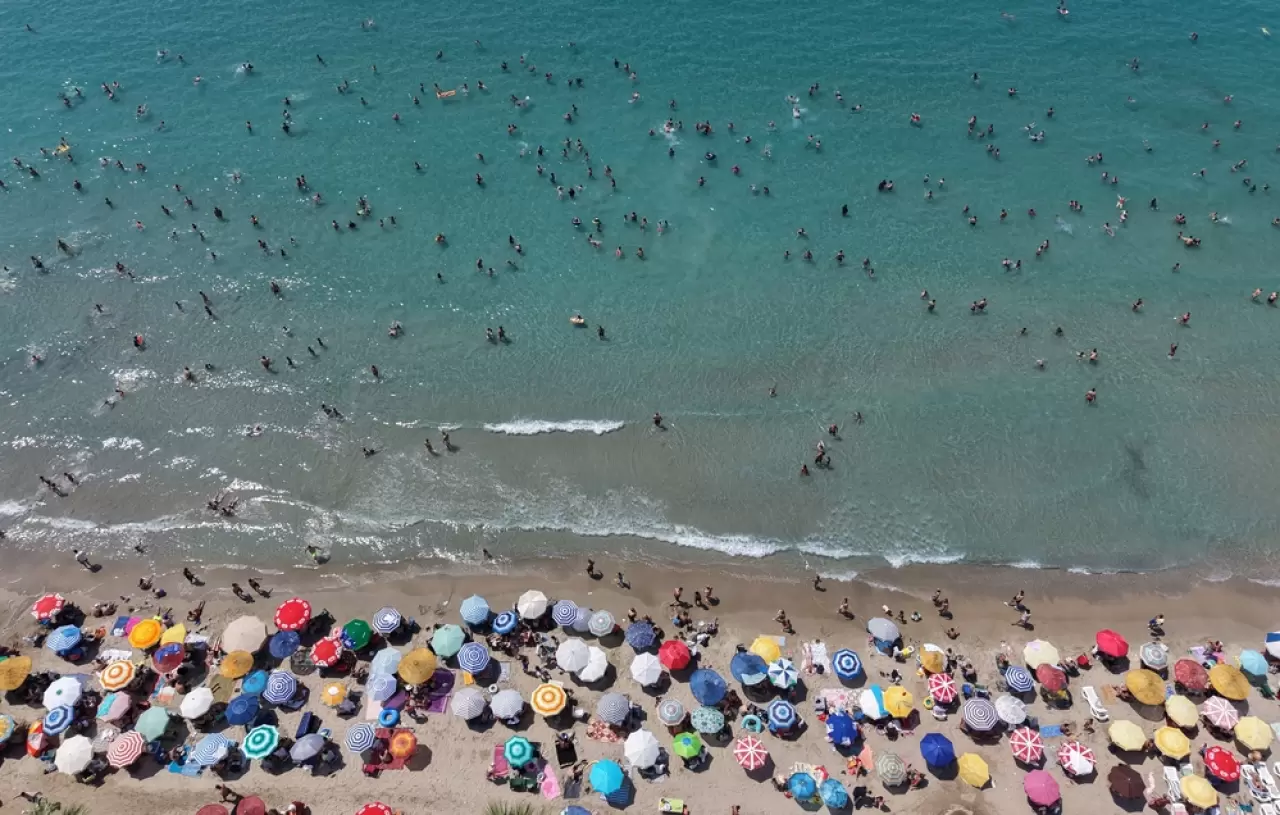 Termometreler 30 dereceyi gördü: Kuşadası plajlarında adım atacak yer kalmadı! 8