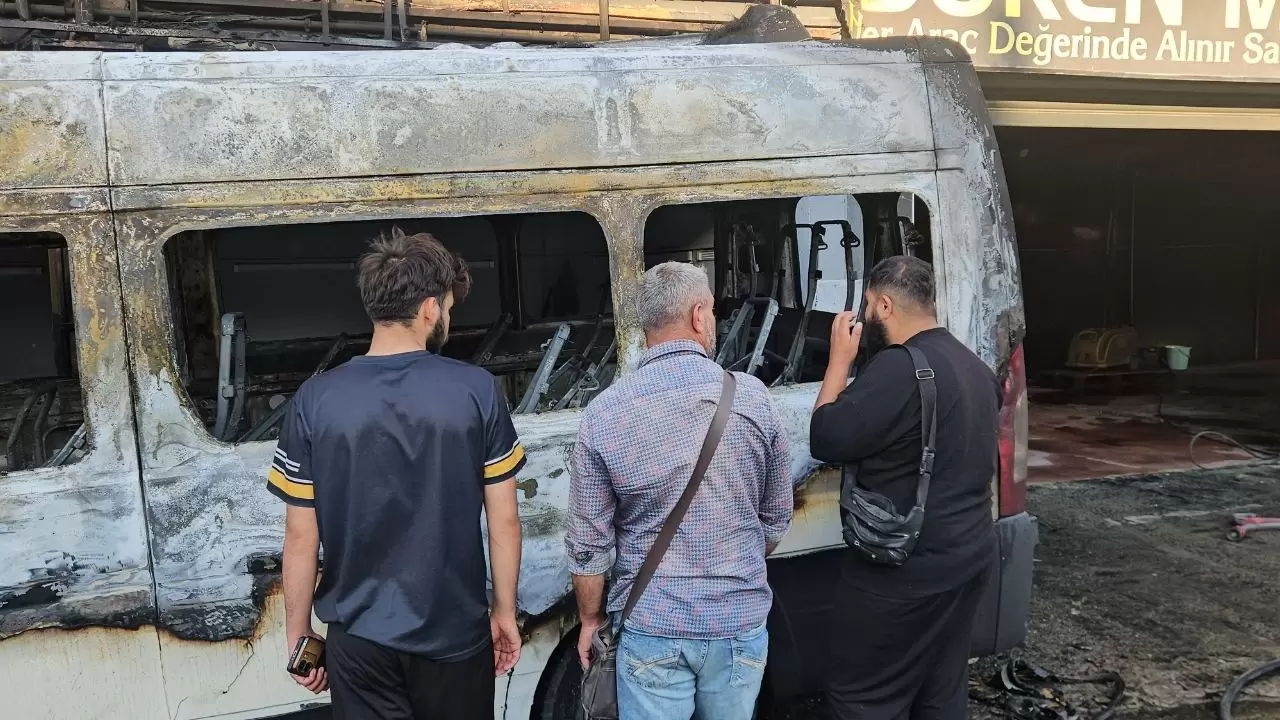 İSTeks Sanayi Sitesi'nde minibüs yanarak kullanılamaz hale geldi! 3
