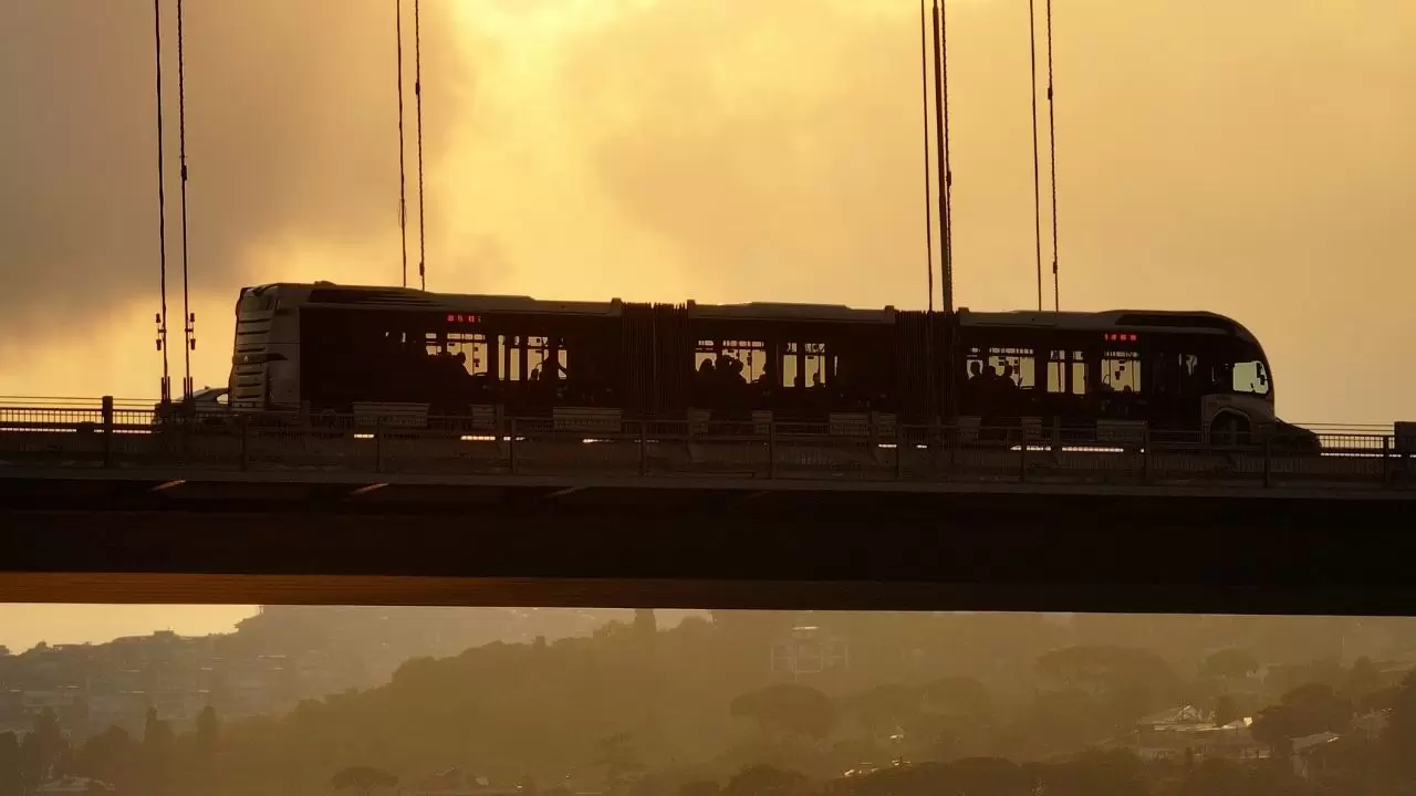 Kız Kulesi ve 15 Temmuz Şehitler Köprüsü eşliğinde güzel görüntü 8