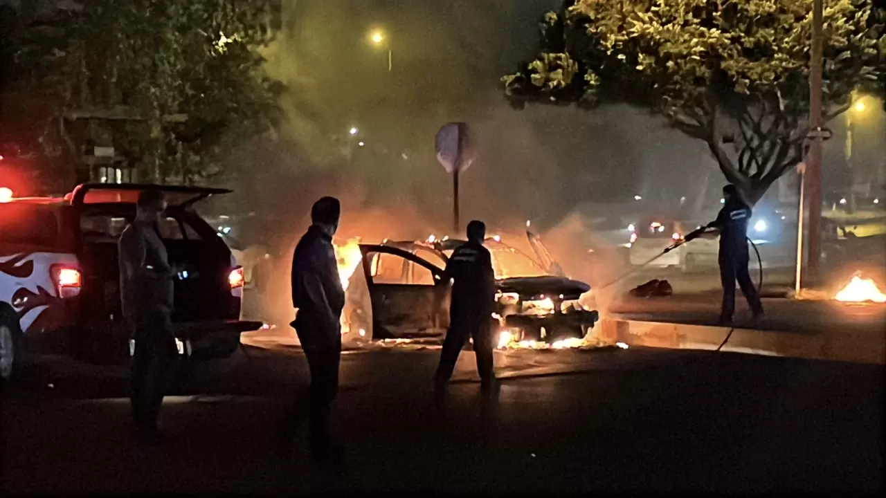 Seyir halindeki otomobil alev aldı, ilk müdahaleyi kadın itfaiye personeli yaptı! 7