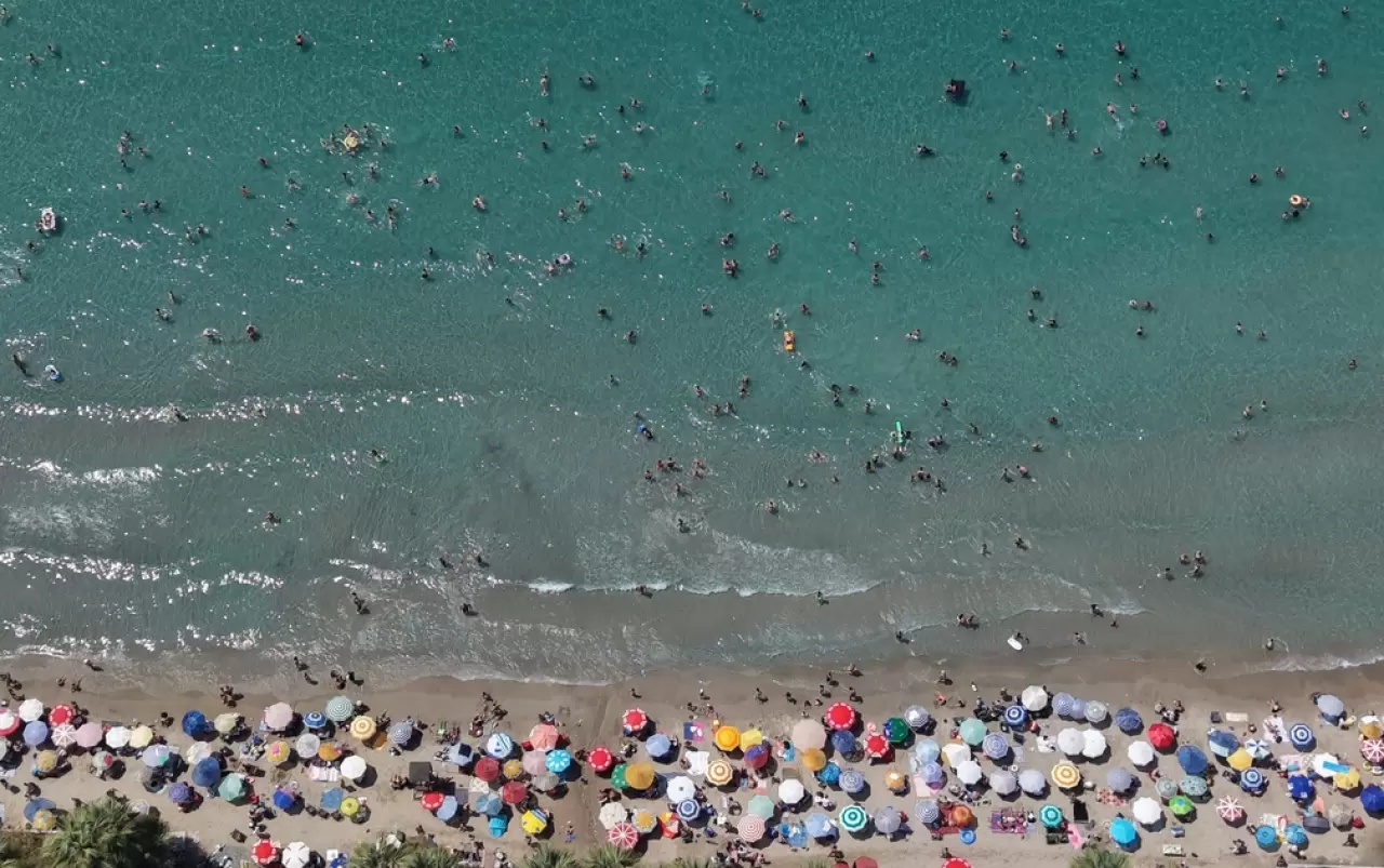 Termometreler 30 dereceyi gördü: Kuşadası plajlarında adım atacak yer kalmadı! 2