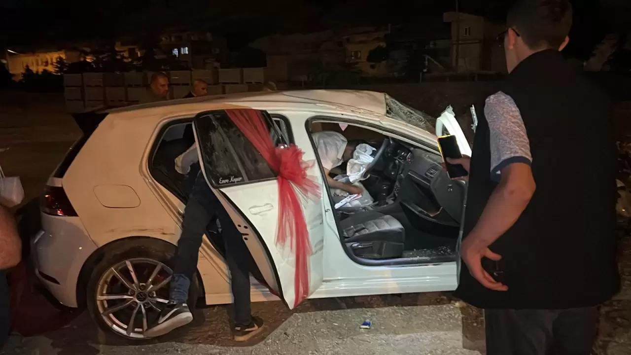 Araç takla attı, gelin ve damat yaralandı 2