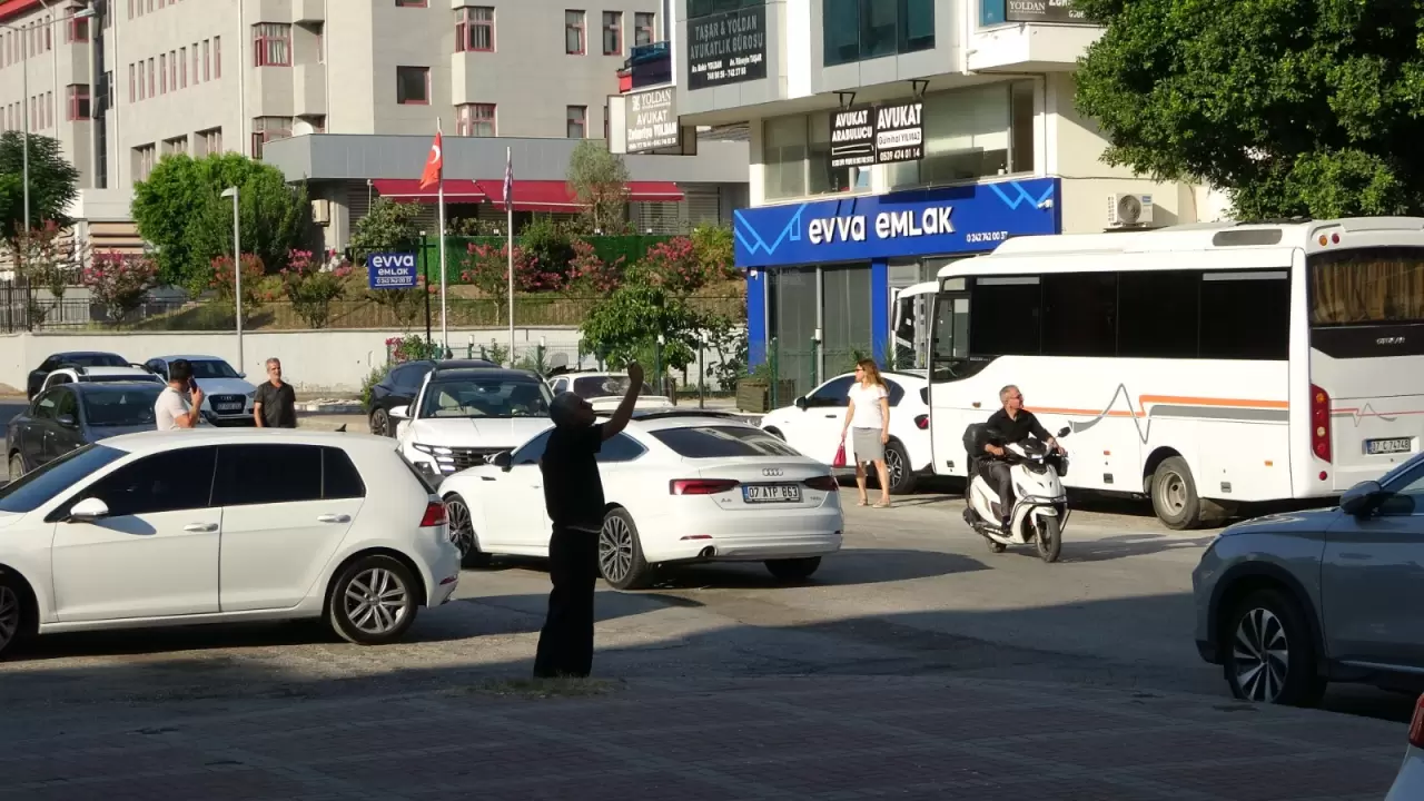 Alacaklarını isteyen işçi 10 katlı inşaatın çatısına çıktı! Ödeme dekontunu görünce aşağı indi 4