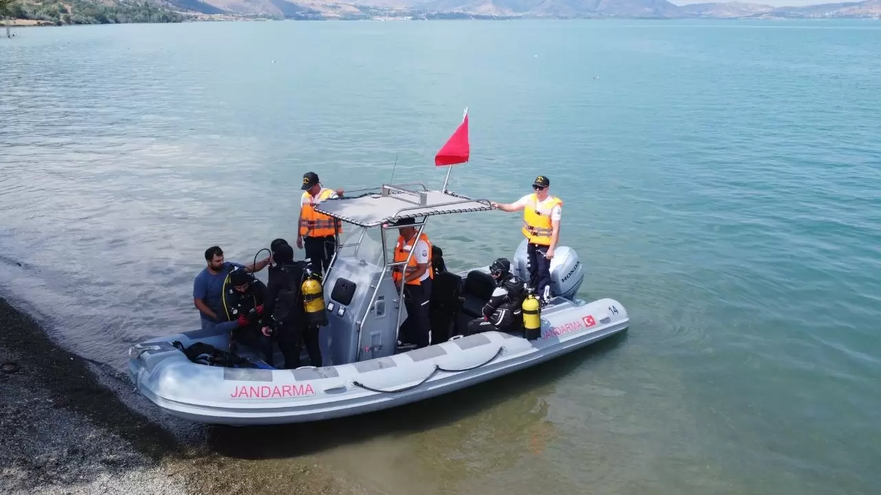 Elazığ'da Hazar Gölü'nün altında tarihi keşif! 19
