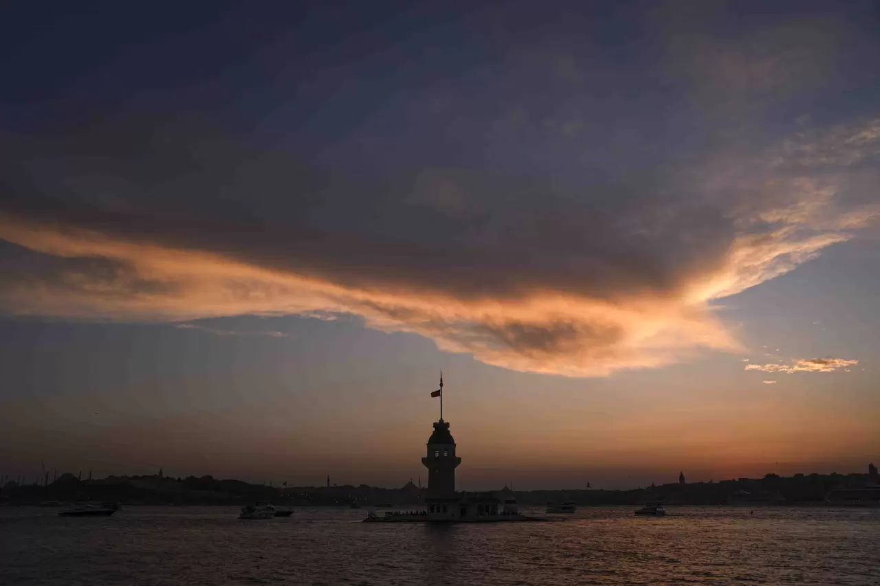 İstanbul’da gün batımı mest etti! Kız Kulesi eşliğinde büyüleyici manzara 1