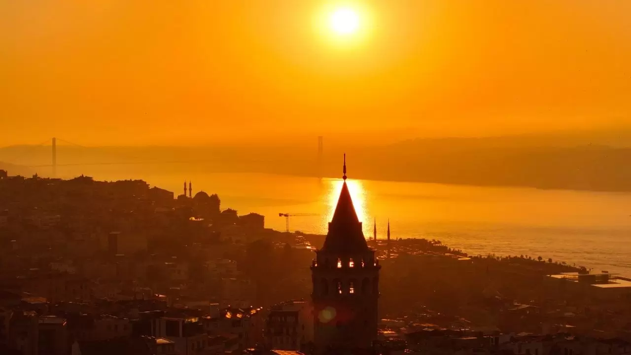 Günün ilk ışıkları Galata Kulesi’ni sardı! 2