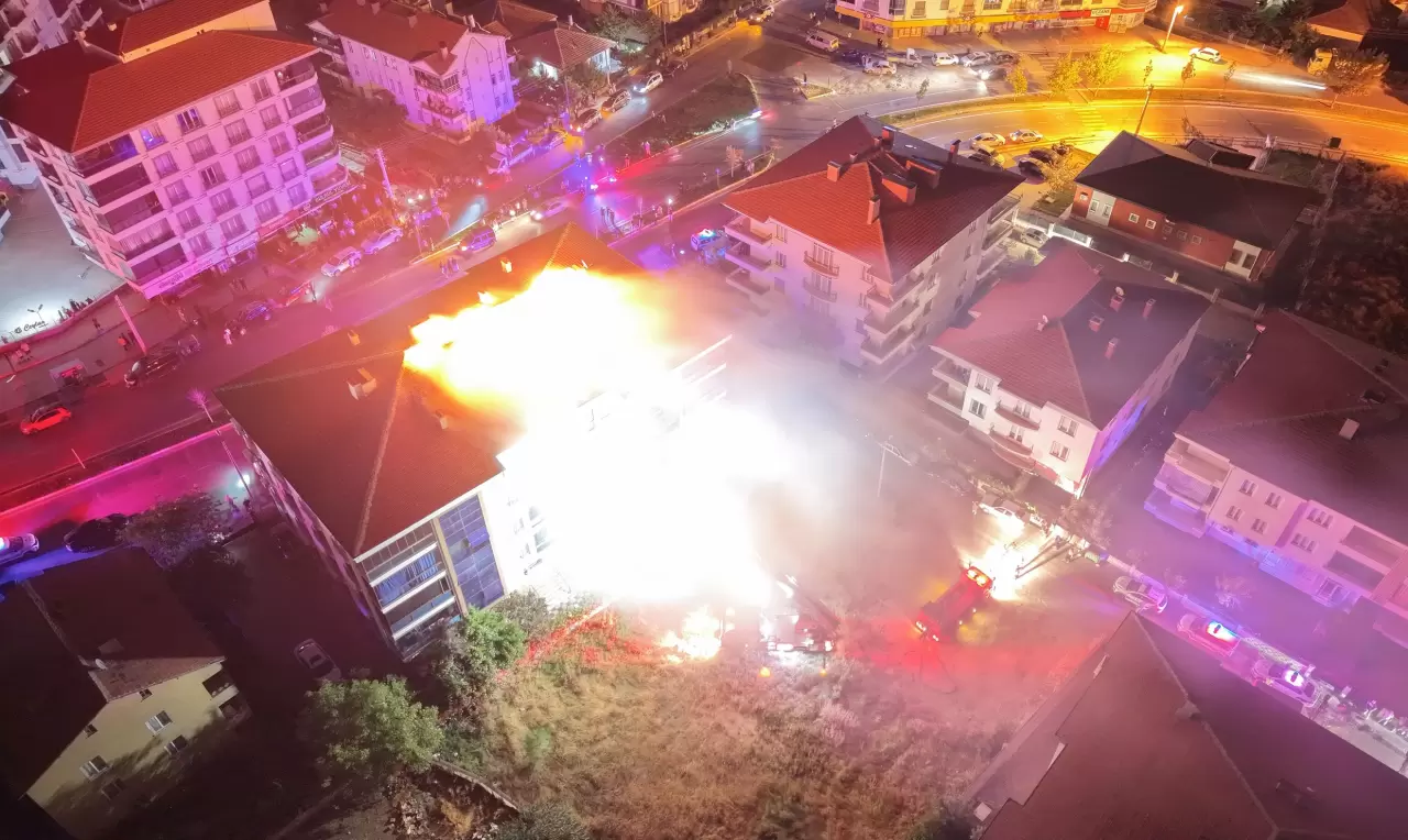 Aksaray'da elektrik panosunda çıkan yangın çatıya sıçradı 8