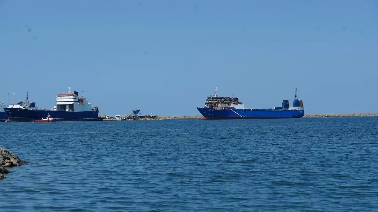 Rusya açıklarında dron saldırısına uğrayan Türk sahipli gemi Samsun’a getirildi 2