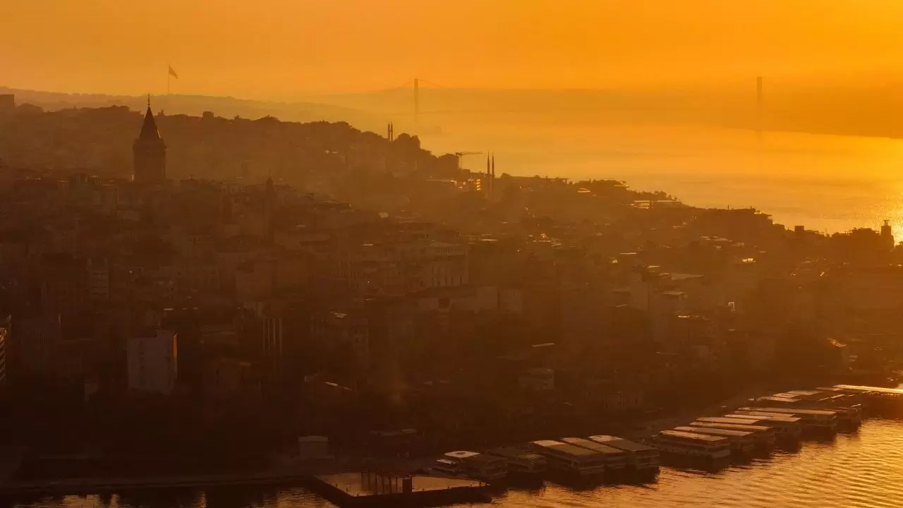 Günün ilk ışıkları Galata Kulesi’ni sardı! 6