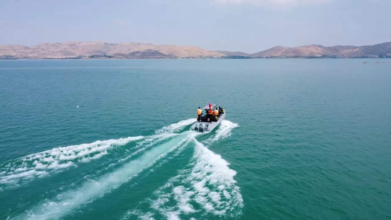Elazığ'da Hazar Gölü'nün altında tarihi keşif! 16
