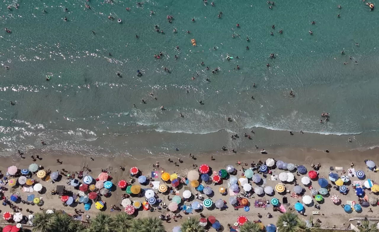 Termometreler 30 dereceyi gördü: Kuşadası plajlarında adım atacak yer kalmadı! 3