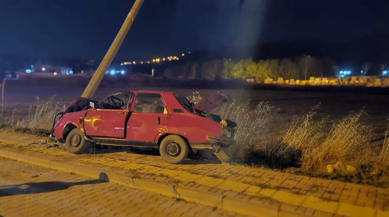 Çanakkale'de kontrolden çıkan araç aileye çarptı 6