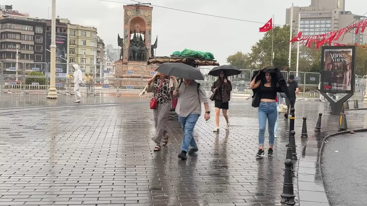 Ani basan sağanak yağmur Taksim Meydanı'nı vurdu, vatandaşlar hazırlıksız yakalandı! 2