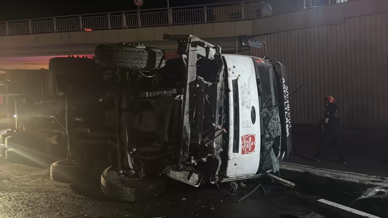 Virajı alamayan İBB asfalt kamyonu alt geçide uçtu, sürücü yaralandı! 1