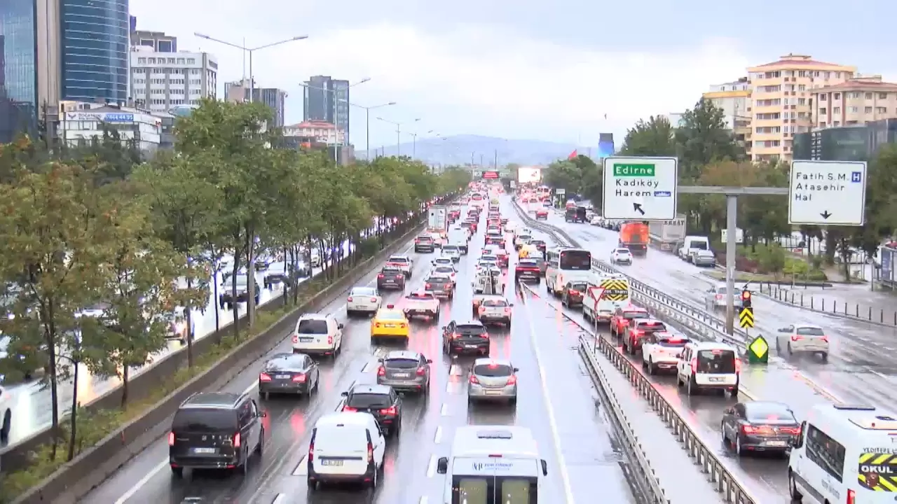 İstanbul’da yağmur trafiği vurdu 1