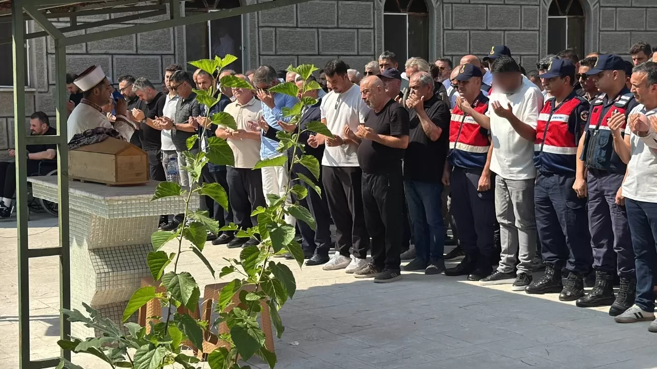 Umay bebeğin cenazesinde yürekleri dağlayan görüntü 4