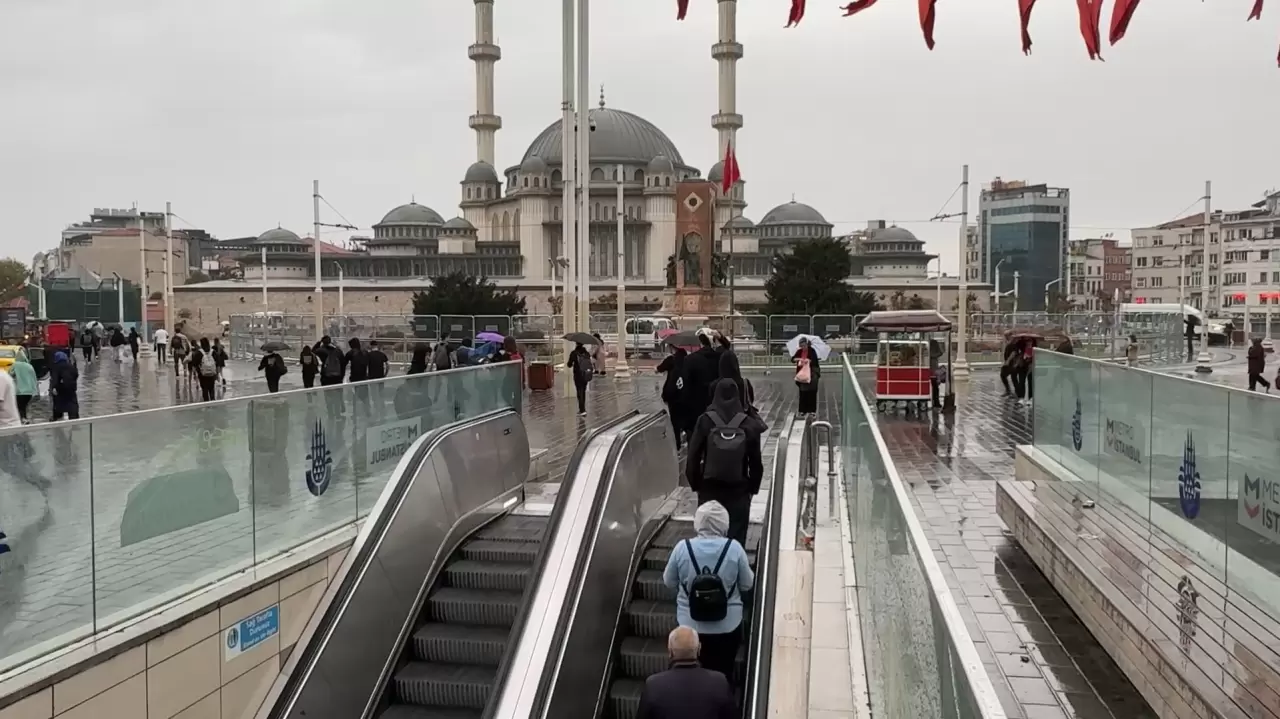 Ani basan sağanak yağmur Taksim Meydanı'nı vurdu, vatandaşlar hazırlıksız yakalandı! 1
