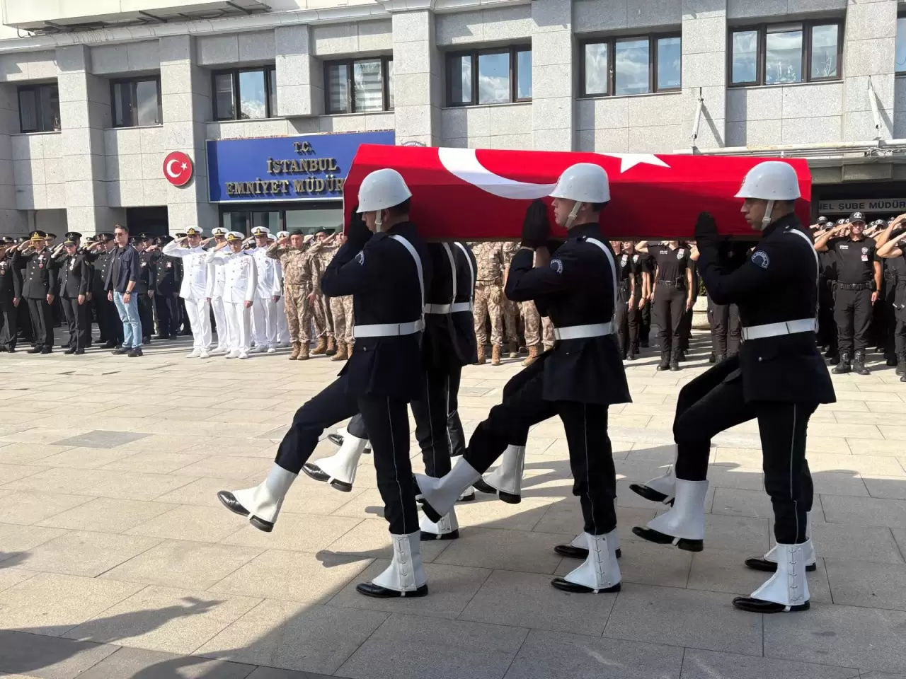 Şehit polisin babası cenazeye tekerlekli sandalyeyle katıldı 7