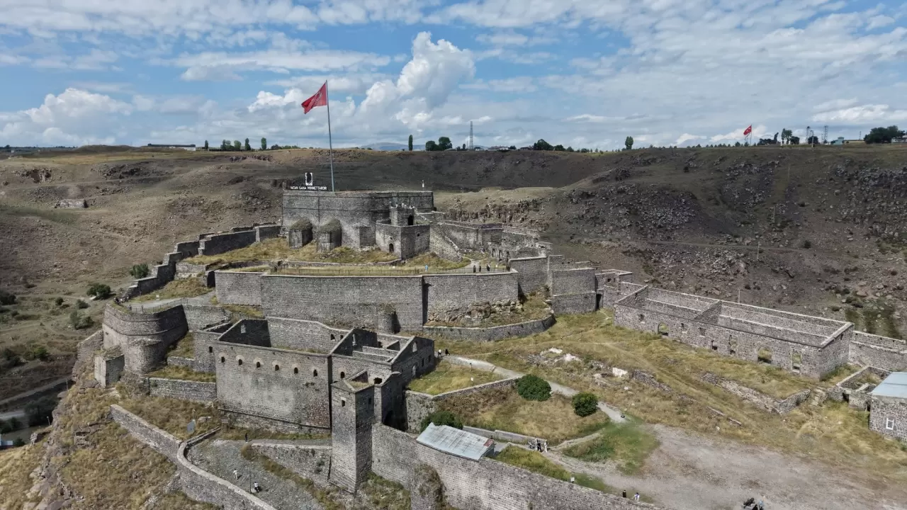 Kars’taki 900 yıllık yapı görenleri hayran bırakıyor! 4