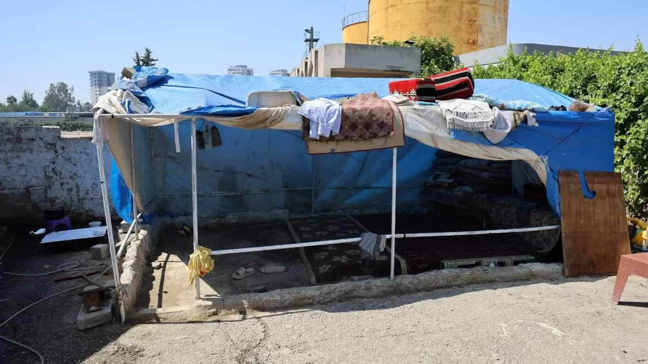 1,2 milyon liralık borçla hayvan pazarı ahırındaki çadıra mahkum oldu! 4