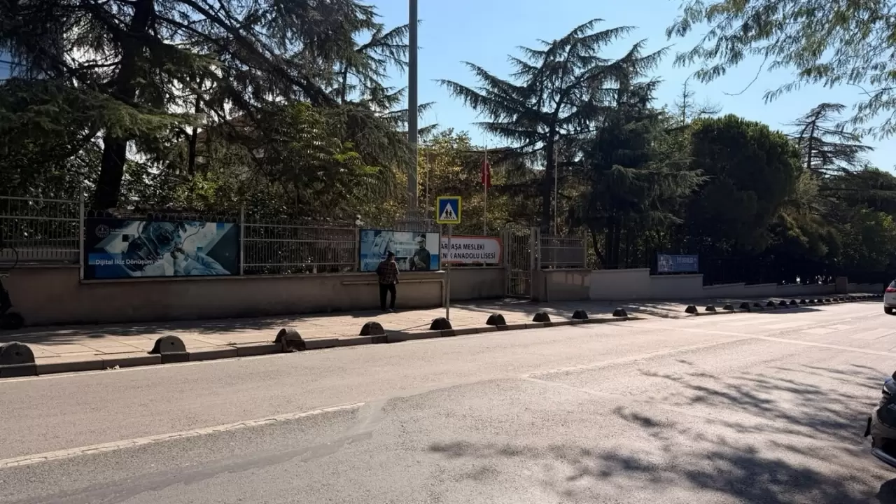 Otomobil 4 öğrenciye çarptı 1