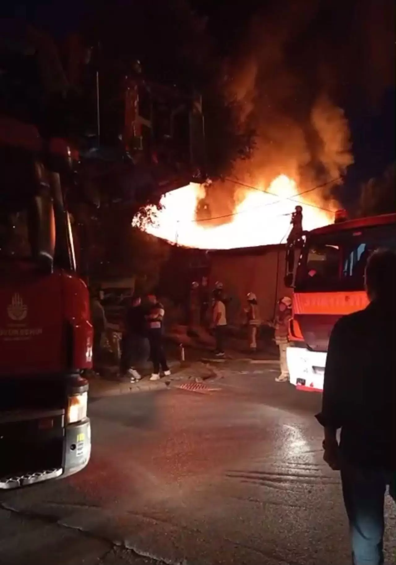 Ümraniye'de alevler 3 gecekonduyu birden sardı 7