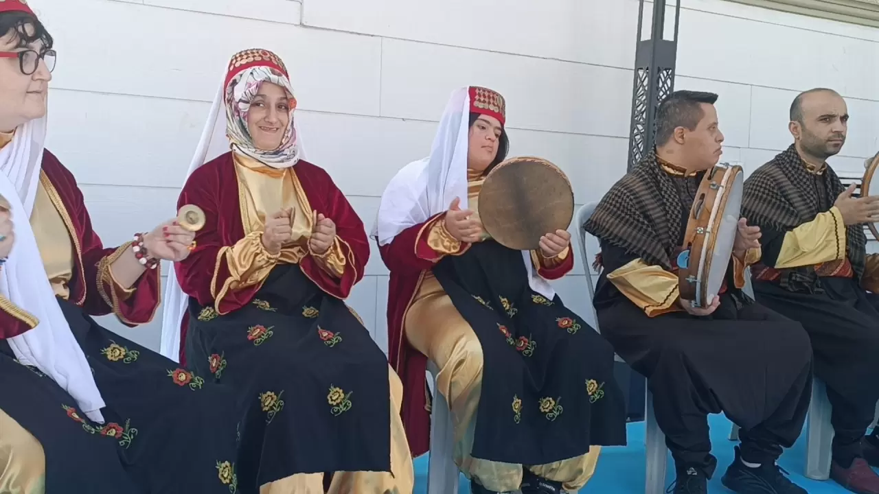 Otizmli çocuklar yöresel türkülerle sahne aldı! 6