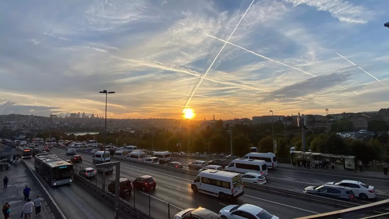 Kızılaya boyanan Avrupa Yakası'ndaki gün doğumu kartpostallık manzaralar oluşturdu! 2