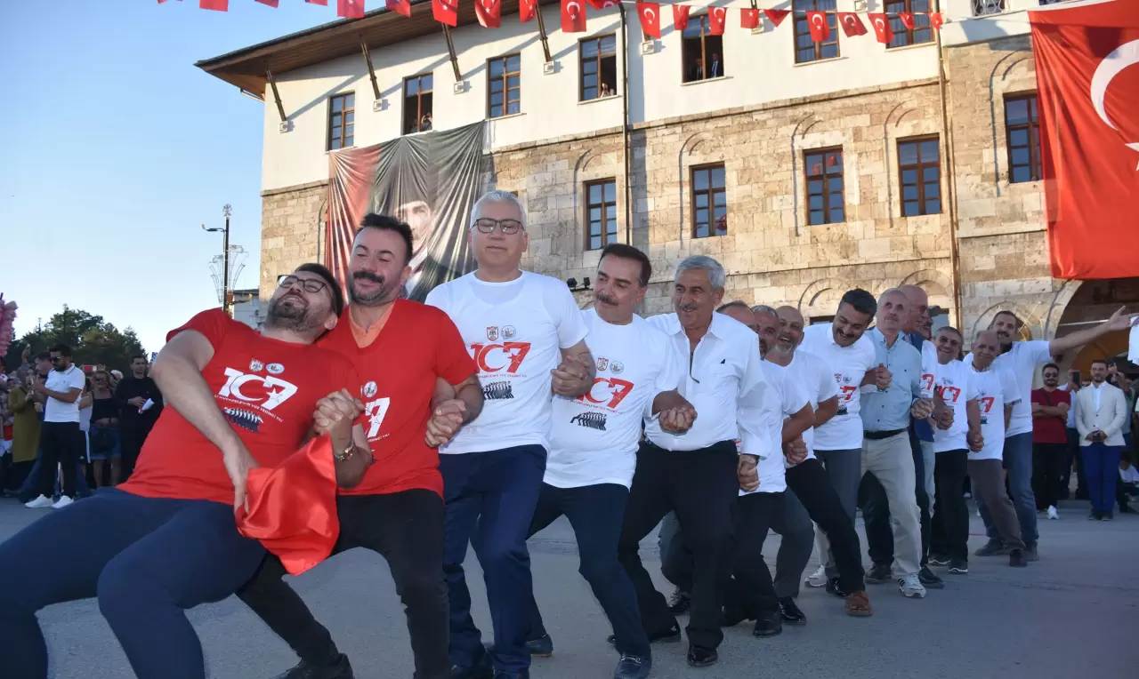Sivas Kongresi coşkusu sokağa taştı: 1058 kişilik halay 5