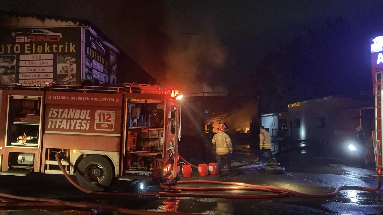 Esenyurt’ta oto lastikçide çıkan yangın büyüdü 8