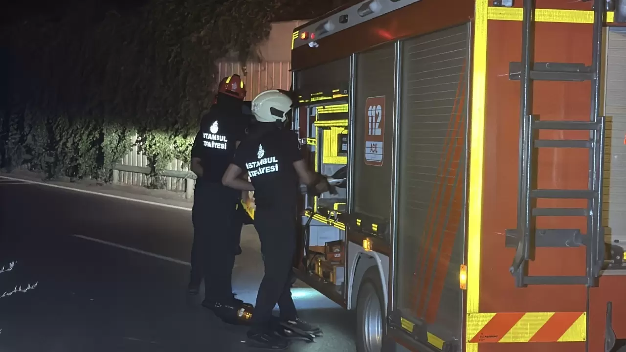 Virajı alamayan İBB asfalt kamyonu alt geçide uçtu, sürücü yaralandı! 4
