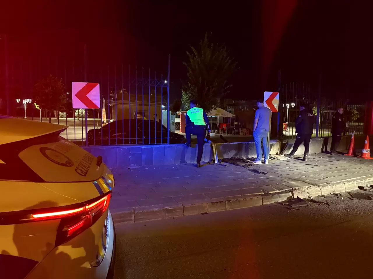 1.14 promil alkollü sürücü kaldırıma çarpıp havalandı, otomobil duvarı aşıp millet bahçesine düştü! 1