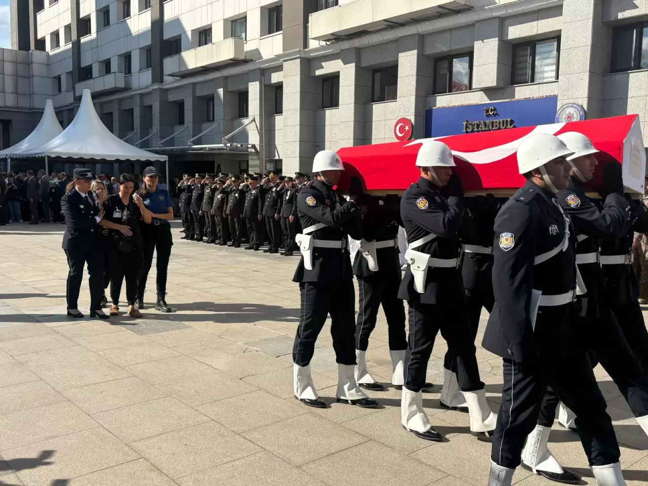 Şehit polisin babası cenazeye tekerlekli sandalyeyle katıldı 2