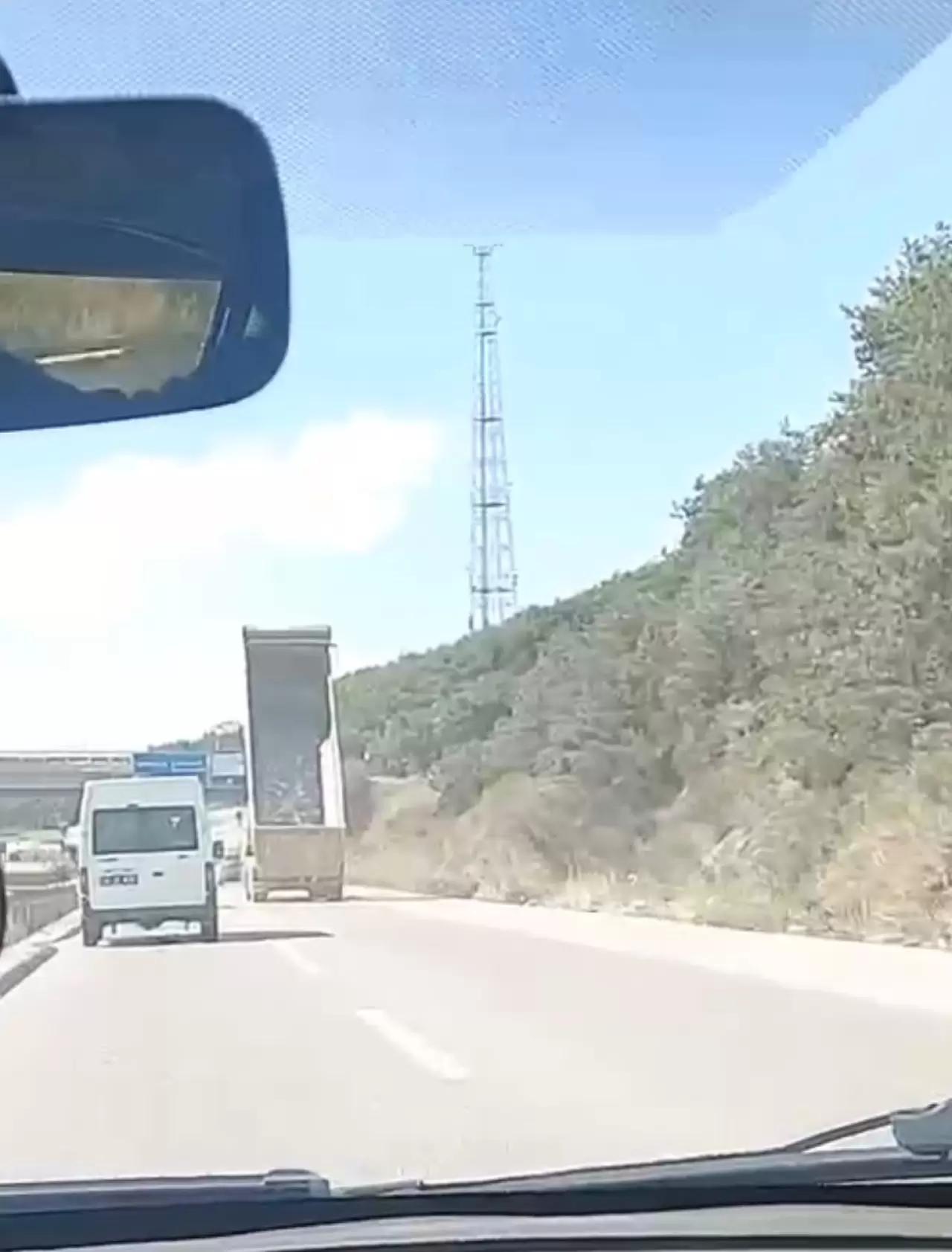Açık kalan dorse üst geçide çarptı 3