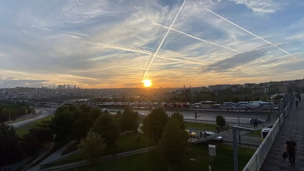 Kızılaya boyanan Avrupa Yakası'ndaki gün doğumu kartpostallık manzaralar oluşturdu! 1