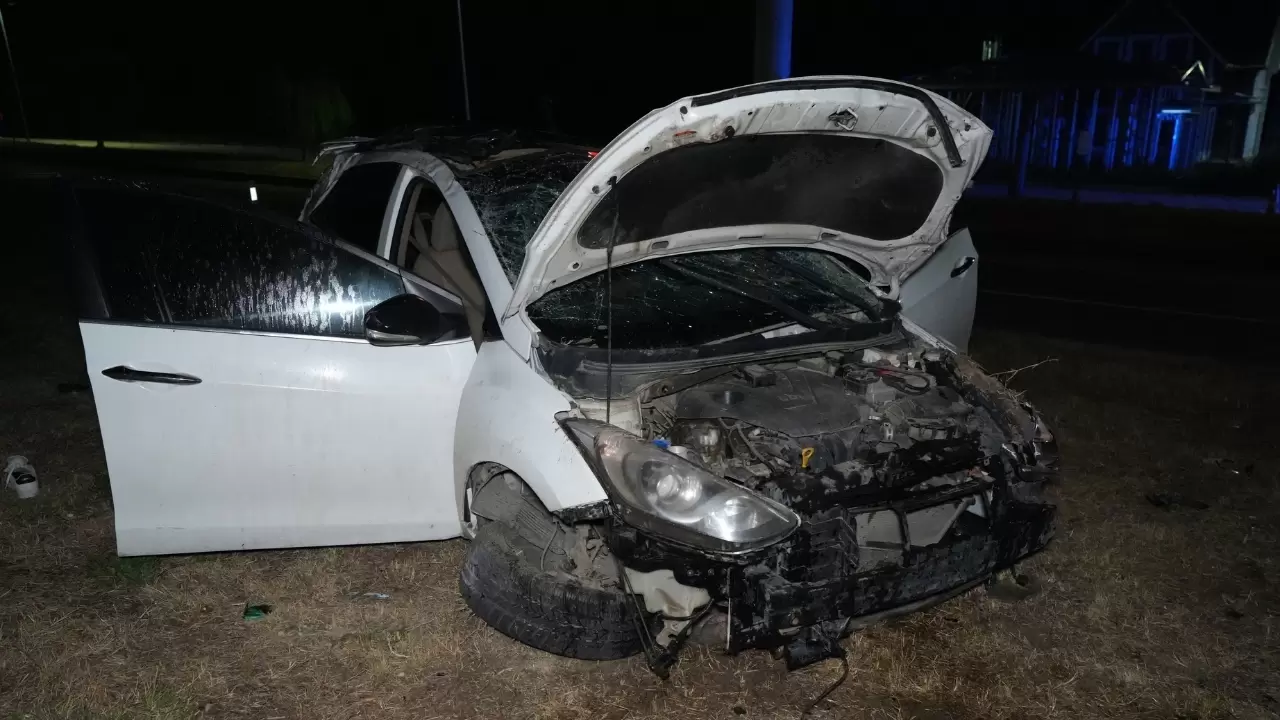 Edirne’de otomobil orta refüje devrildi 2