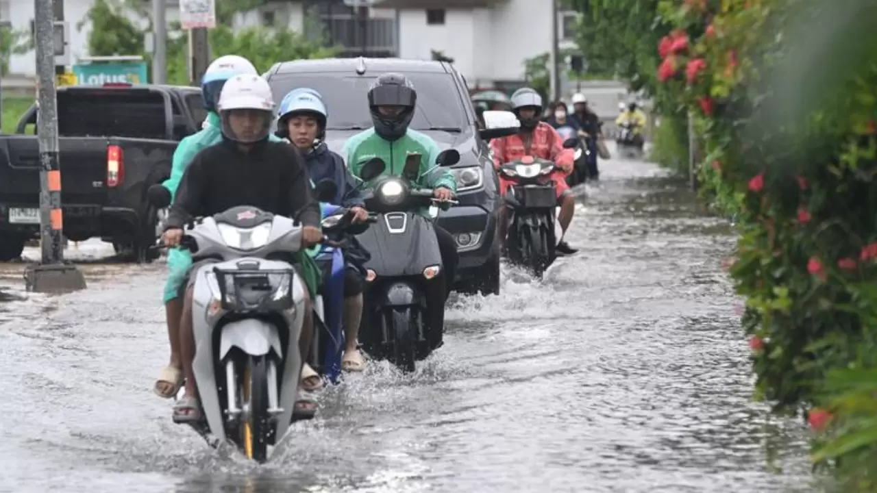 Bangkok’u sel vurdu: 5 bin kişi tahliye edildi 3