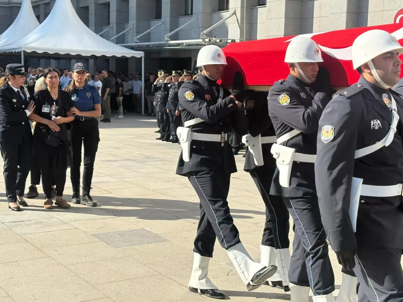 Şehit polisin babası cenazeye tekerlekli sandalyeyle katıldı 4