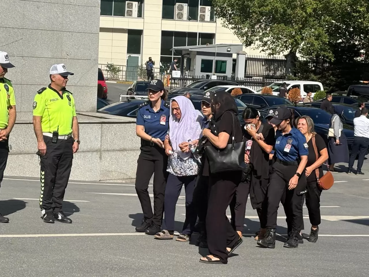 Şehit polisin babası cenazeye tekerlekli sandalyeyle katıldı 5
