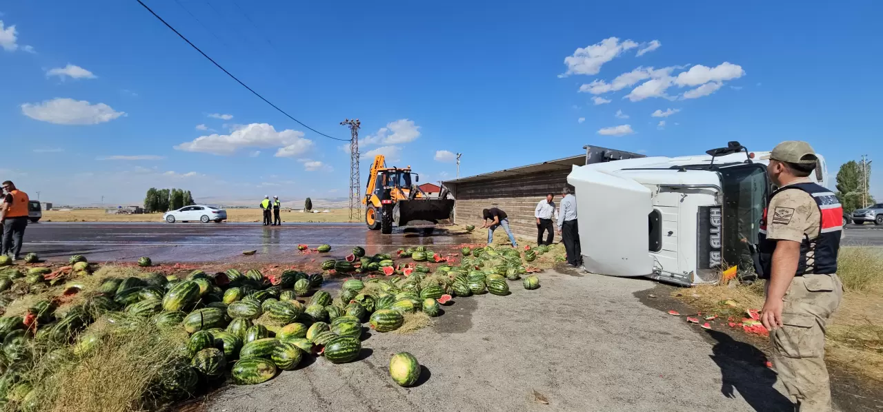 Yüklü tır devrildi! Yol bir anda karpuz tarlasına döndü 5