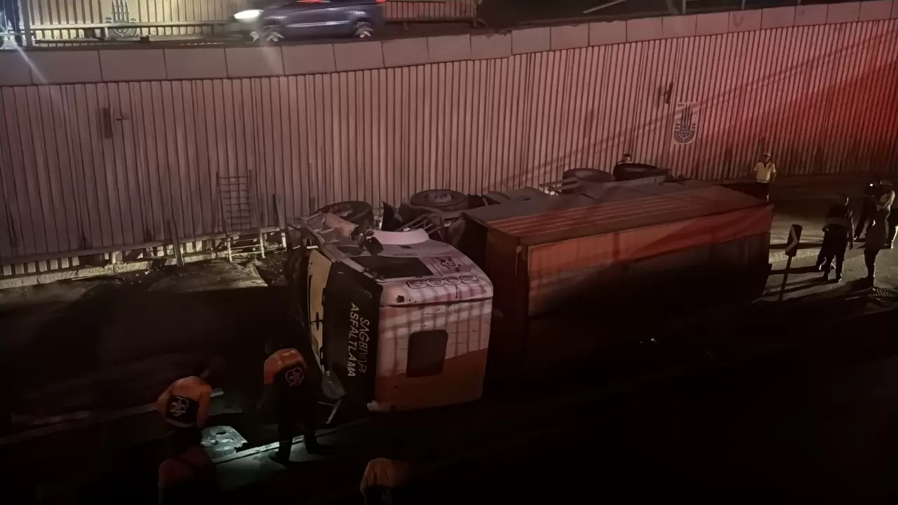 Virajı alamayan İBB asfalt kamyonu alt geçide uçtu, sürücü yaralandı! 9