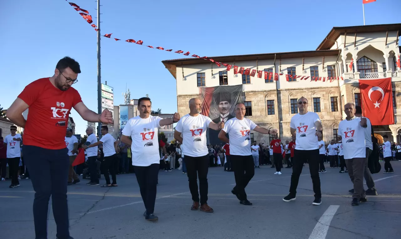 Sivas Kongresi coşkusu sokağa taştı: 1058 kişilik halay 10