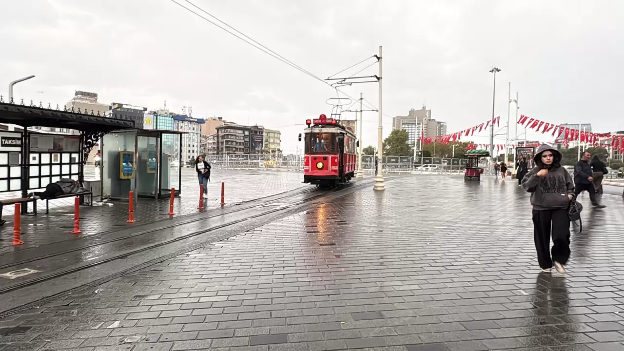 Ani basan sağanak yağmur Taksim Meydanı'nı vurdu, vatandaşlar hazırlıksız yakalandı! 5