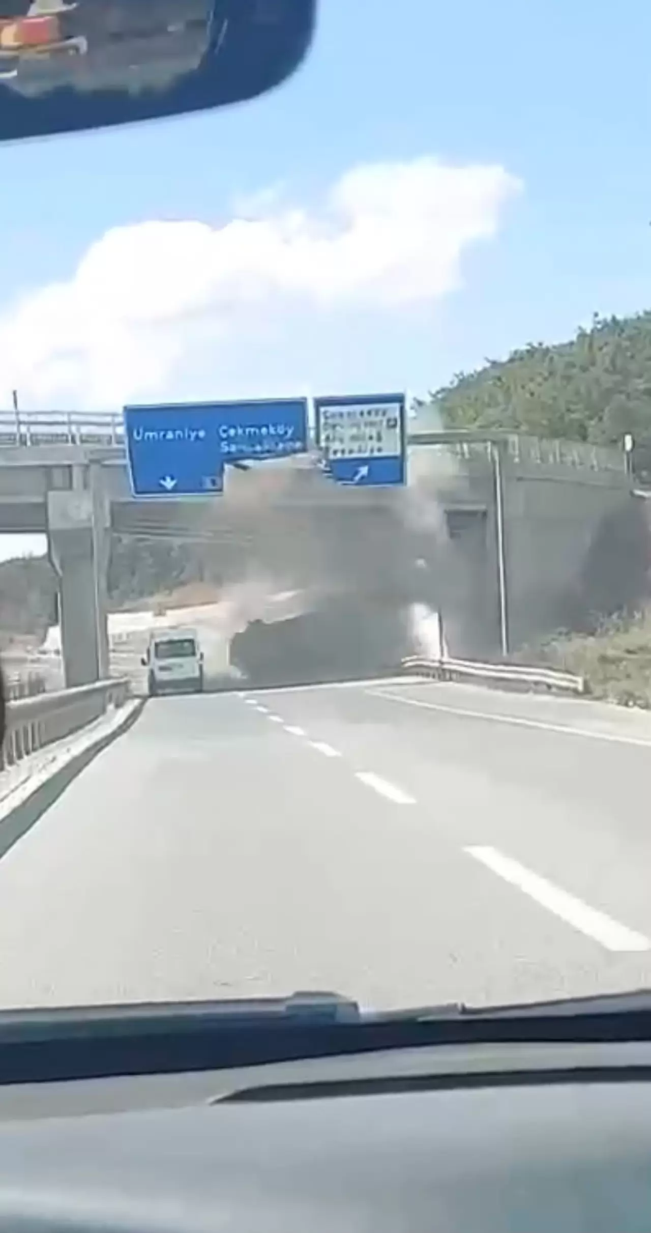 Açık kalan dorse üst geçide çarptı 5