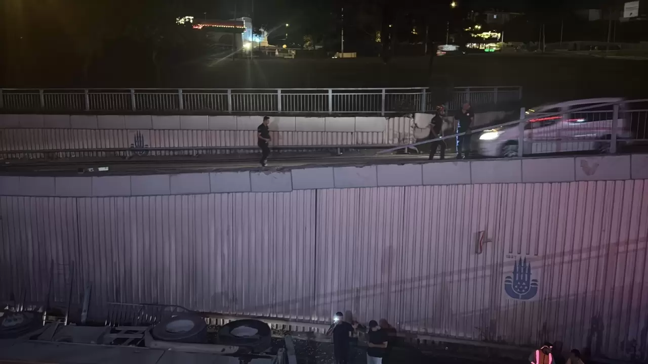Virajı alamayan İBB asfalt kamyonu alt geçide uçtu, sürücü yaralandı! 7