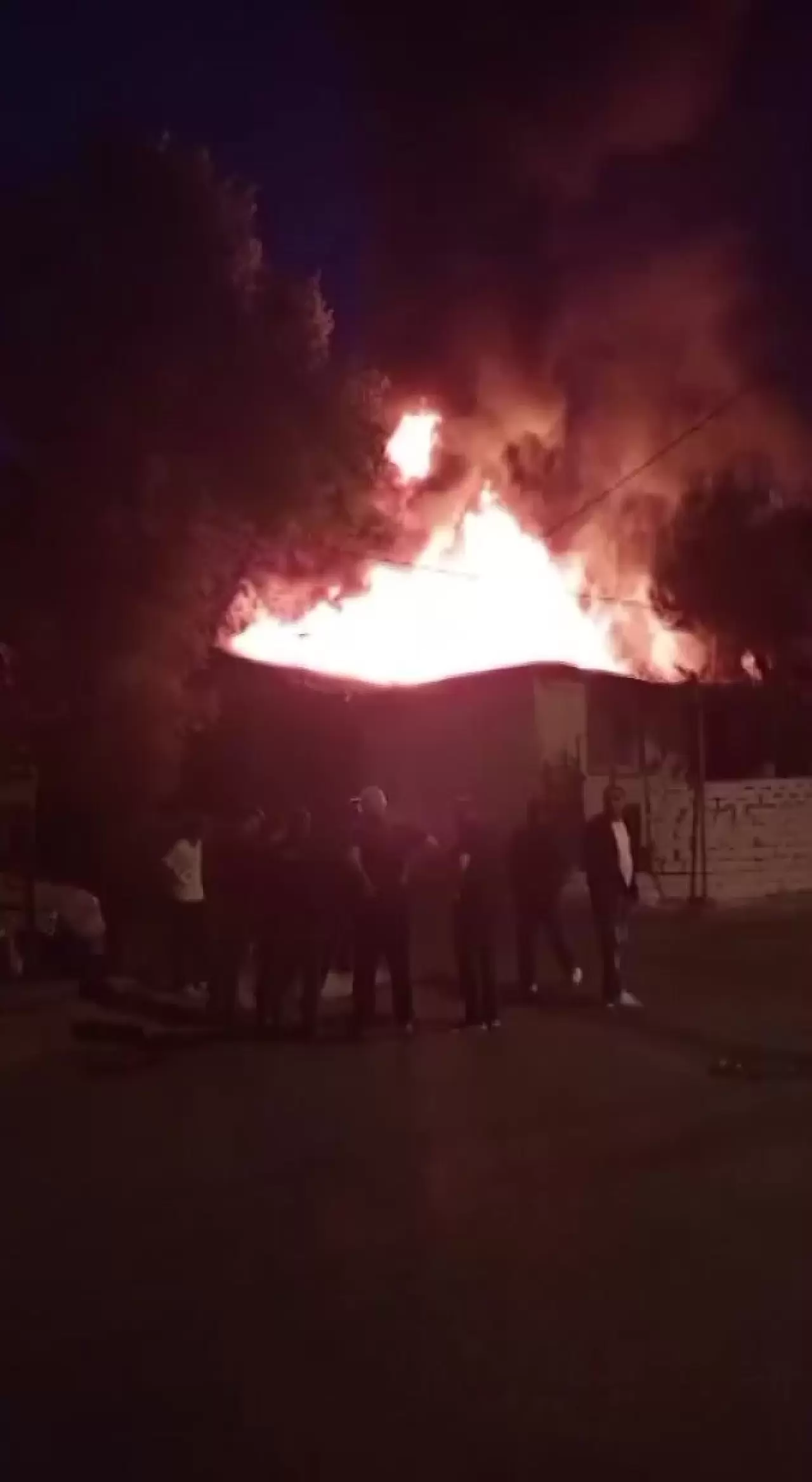 Ümraniye'de alevler 3 gecekonduyu birden sardı 1