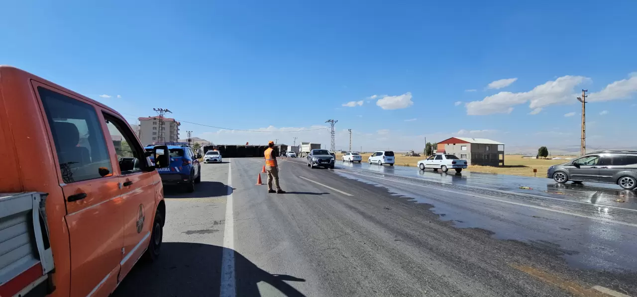 Yüklü tır devrildi! Yol bir anda karpuz tarlasına döndü 6