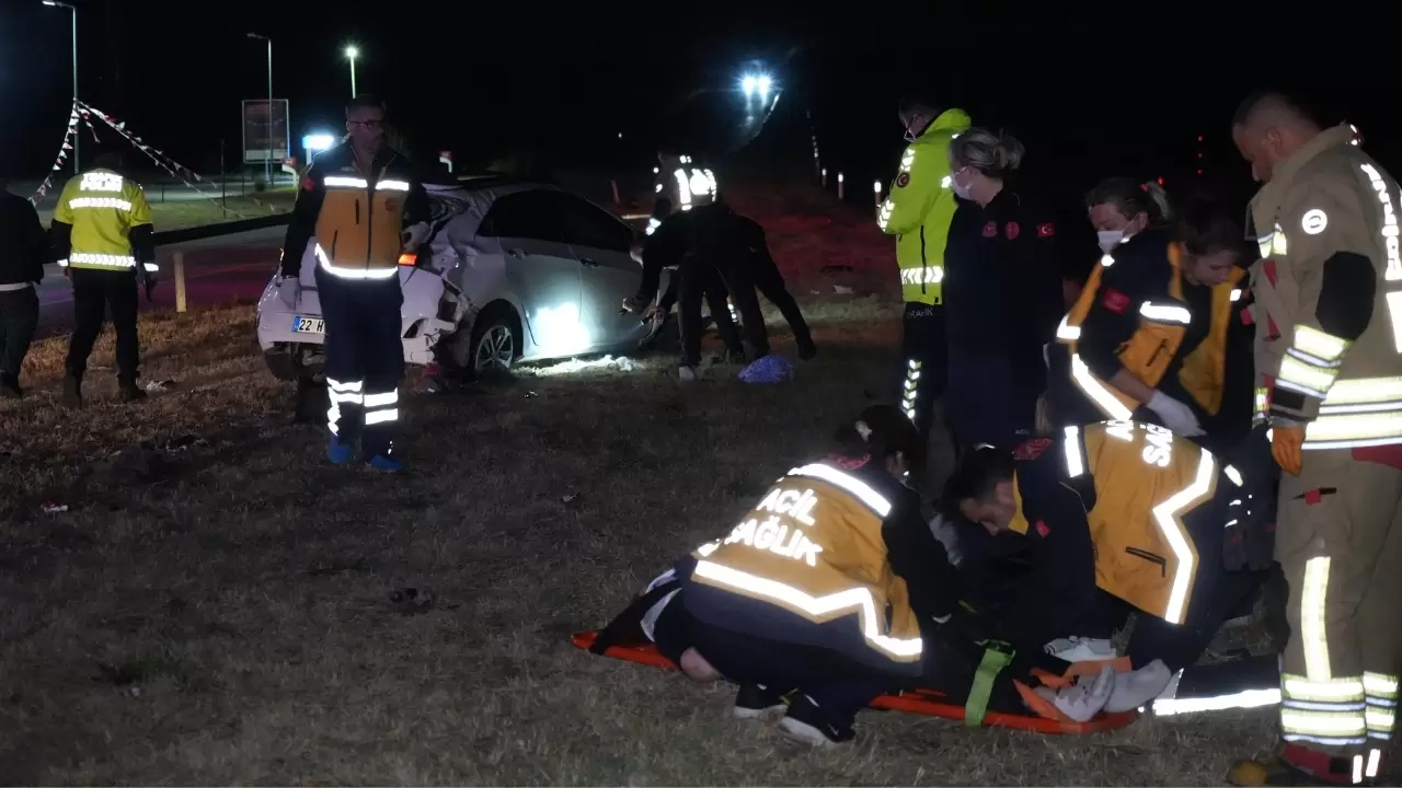 Edirne’de otomobil orta refüje devrildi 5