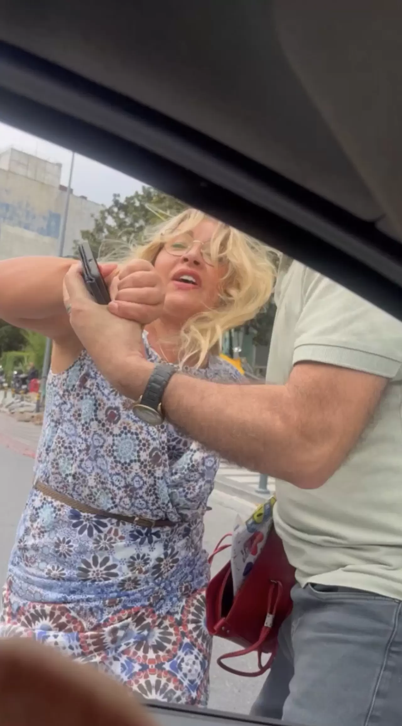 Otomobilin camından içeri uzanıp saldırdı 1